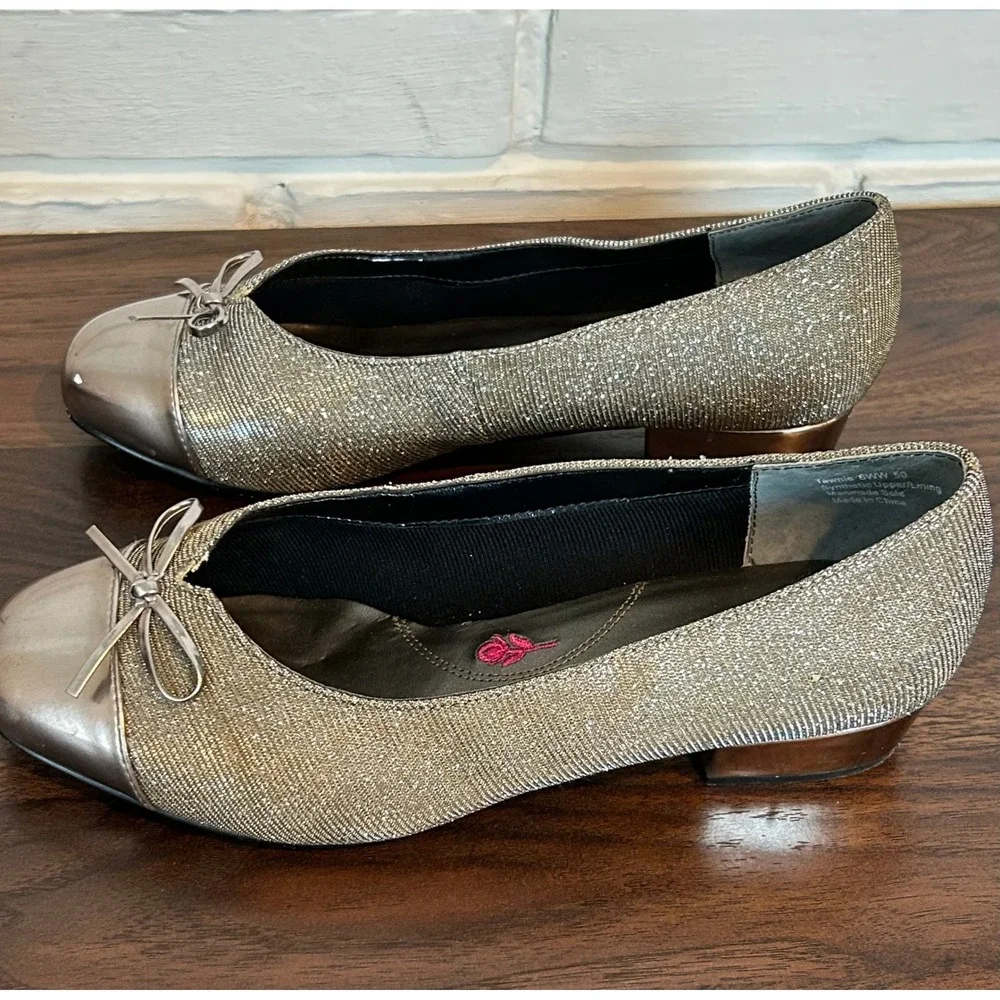 Ros Hommerson Tawnie Silver Metallic Bow Cap Toe Low Block Heel Pumps Womens 6WW